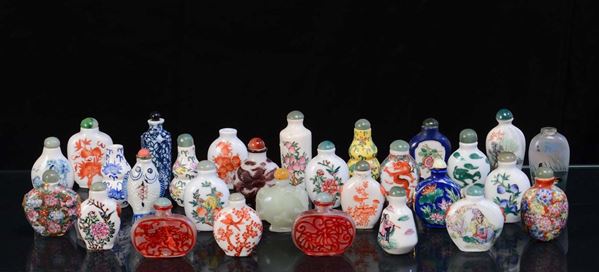 A lot of 28 snuff bottles, various materials and periods