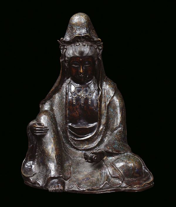 Guanyin seduta in bronzo con decoro cloisonné, Giappone Periodo Meji (1868-1912)