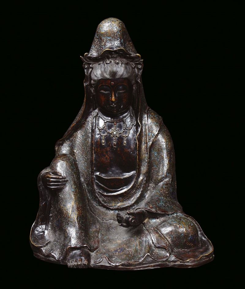 Guanyin seduta in bronzo con decoro cloisonné, Giappone Periodo Meji (1868-1912)  - Asta Fine Chinese Works of Art - Cambi Casa d'Aste
