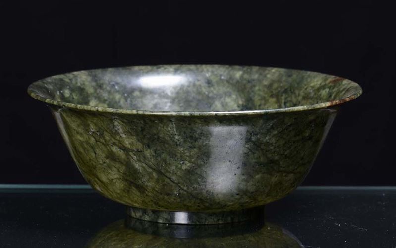 A green jade bowl, China 20th century  - Auction Furnishings and Works of Art from Important Private Collections - Cambi Casa d'Aste