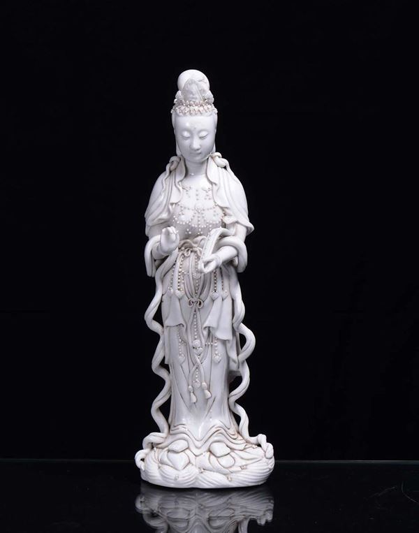 Figura di Buddha e di Guanin in porcellana Blanc de Chine, Cina XX secolo