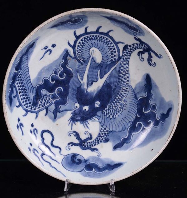 Coppa in porcellana con draghi, Cina XIX secolo
