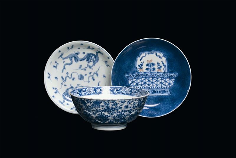 Piatto in porcellana blu con decori, Cina XIX secolo  - Asta Fine Chinese Works of Art - Cambi Casa d'Aste