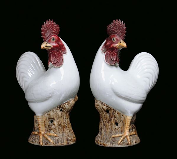 A pair of polychrome porcelain roosters, Qing Dynasty, 19th century