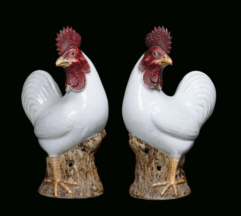 A pair of polychrome porcelain roosters, Qing Dynasty, 19th century  - Auction Fine Chinese Works of Art - Cambi Casa d'Aste