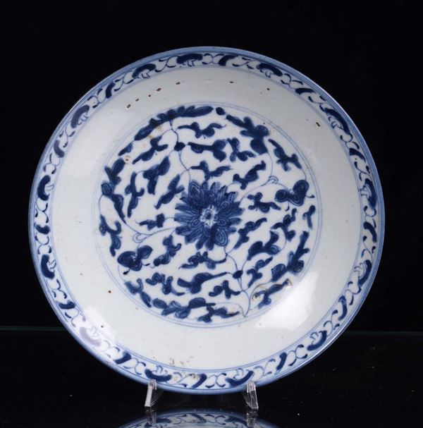 Tre piatti in porcellana bianchi e blu, Cina secoli XIX-XX