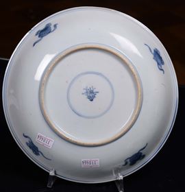 Tre piatti in porcellana bianchi e blu, Cina secoli XIX-XX