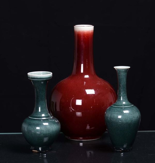Due vasetti in porcellana monocromi verdi e uno rosso, Cina XX secolo