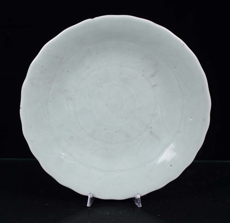 A Celadon dish, China, 19th century  - Auction Furnishings and Works of Art from Important Private Collections - Cambi Casa d'Aste