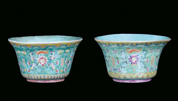 Coppia di piccole ciotole in porcellana con base in legno, Cina XIX secolo