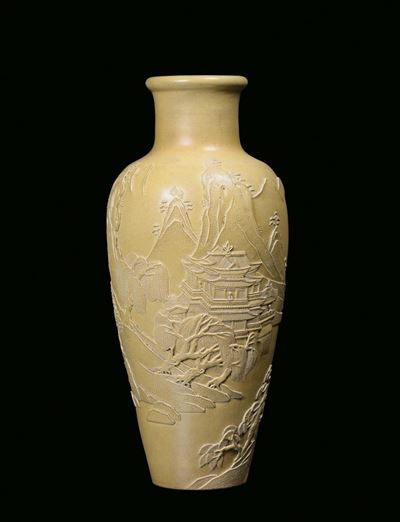 Vaso in Biscuit Monocromo Giallo con Decori a Rilievo Raffiguranti Vedute Orientali, Cina, Dinast...