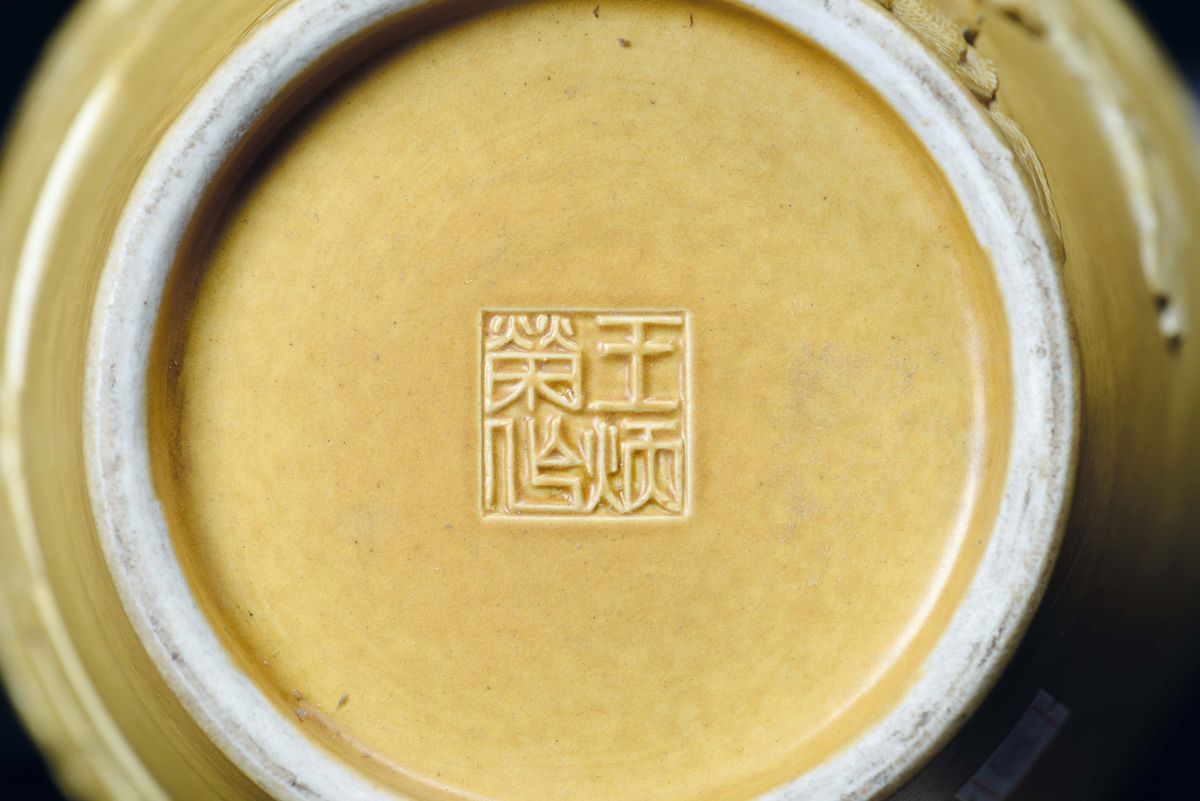 Vaso in Biscuit Monocromo Giallo con Decori a Rilievo Raffiguranti Vedute Orientali, Cina, Dinast...