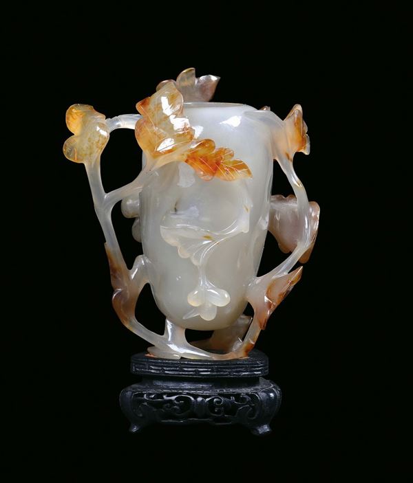 A small vase in agate sculpted with naturalistic motives, China, Qing Period, 19th century