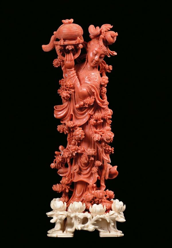 Gruppo in corallo rosso  con Guanyin finemente scolpito con base in avorio, Cina, Dinastia Qing, XIX secolo