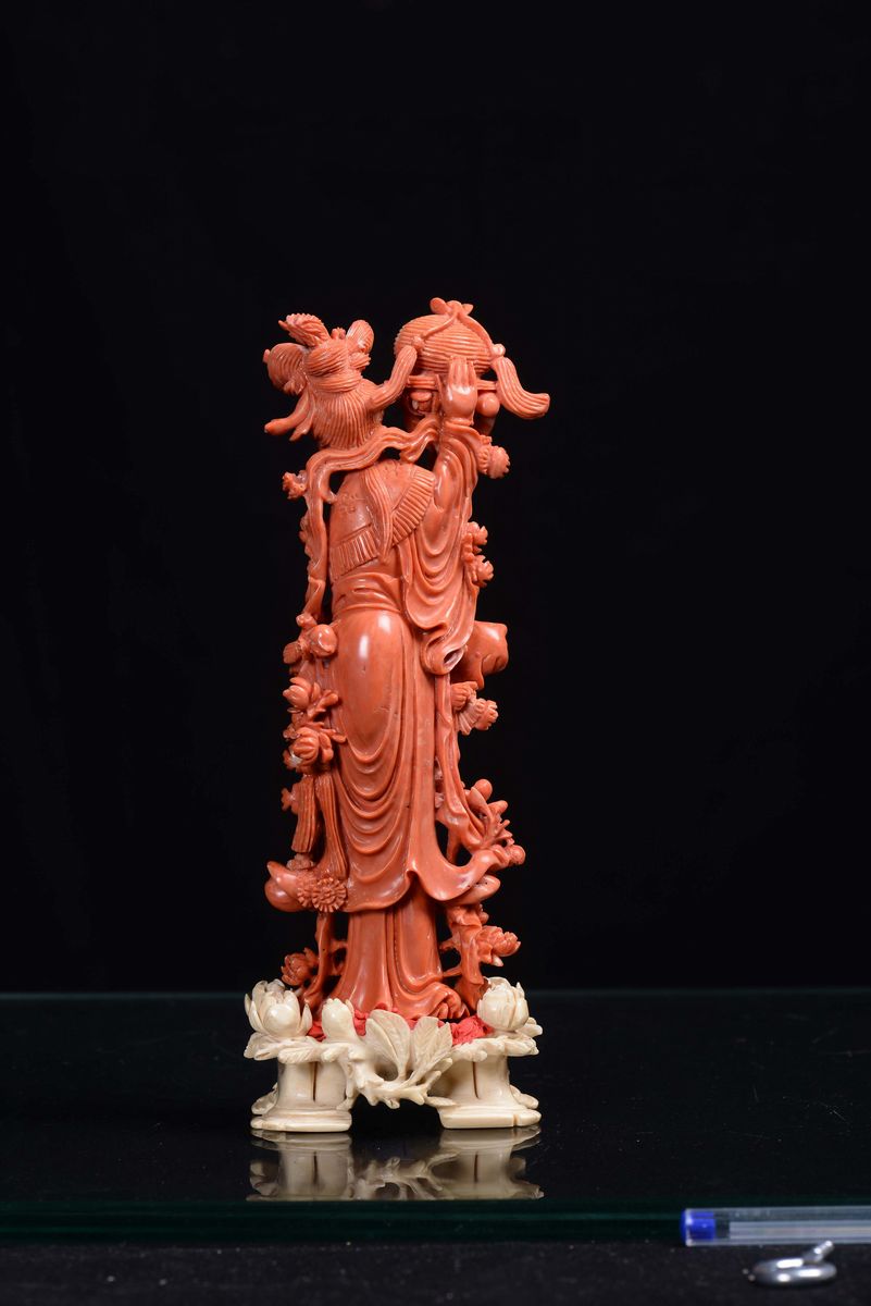 Gruppo in Corallo Rosso con Guanyin Finemente Scolpito con Base in Avorio, Cina, Dinastia Qing, X...