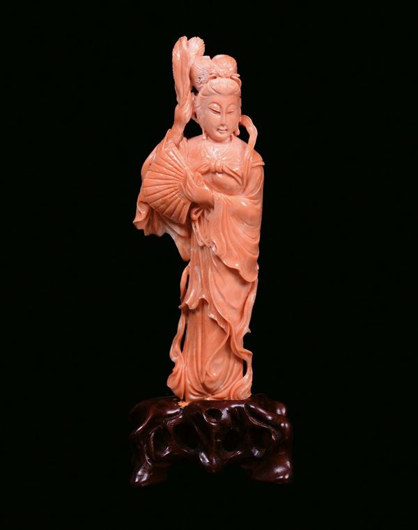Figura femminile in corallo rosa, Cina inizio XX secolo