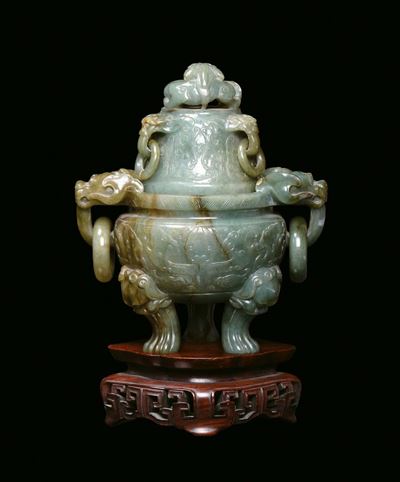 Incensiere con Coperchio a Forma Arcaica in Giada Verde con Inclusioni, Cina, Dinastia Qing, XIX ...