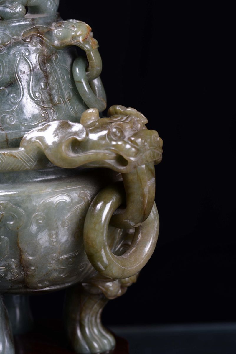 Incensiere con Coperchio a Forma Arcaica in Giada Verde con Inclusioni, Cina, Dinastia Qing, XIX ...