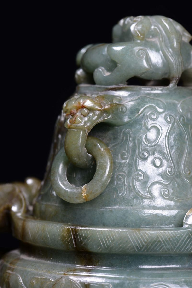 Incensiere con Coperchio a Forma Arcaica in Giada Verde con Inclusioni, Cina, Dinastia Qing, XIX ...