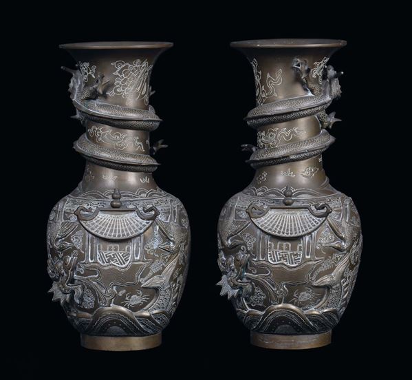 Coppia di vasi in bronzo con pagode e draghi, Cina, Dinastia Qing, fine XIX secolo