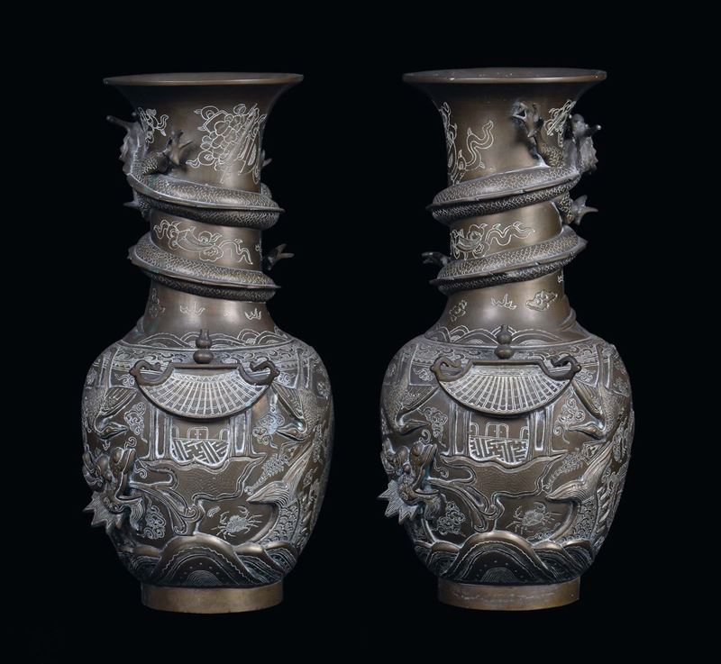 Coppia di vasi in bronzo con pagode e draghi, Cina, Dinastia Qing, fine XIX secolo  - Asta Fine Chinese Works of Art - Cambi Casa d'Aste