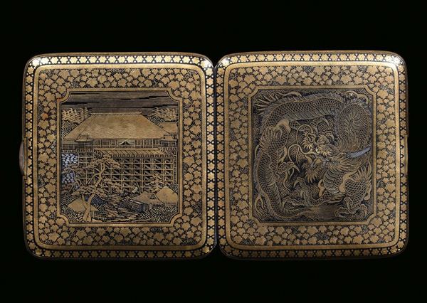 Porta sigarette niellato in oro 9 kt con interno laccato con paesaggio e dragone, Giappone, Periodo Meji (1868-1912)