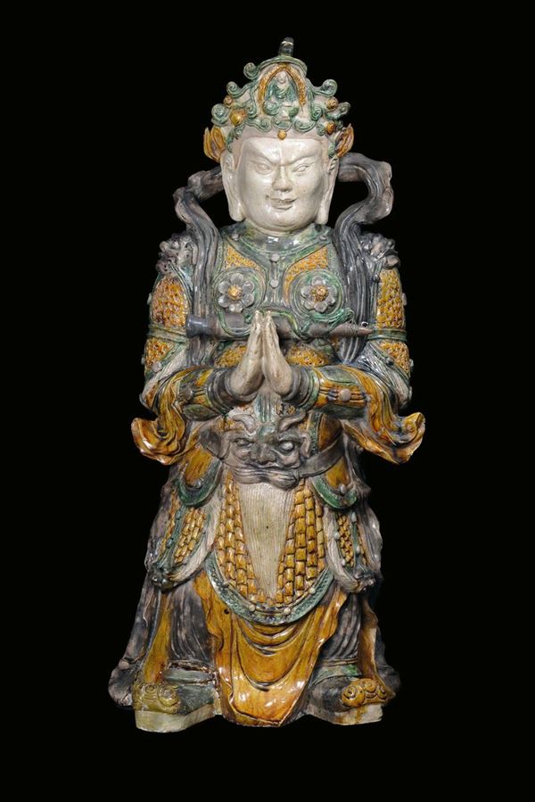 Grande figura di Guandi eretta in gres con smalto policromo, Cina, Dinastia Ming, XVII secolo