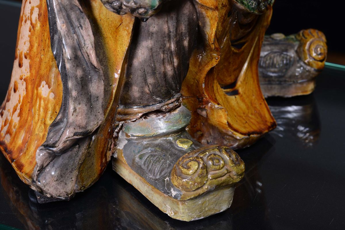Grande Figura di Guandi Eretta in Gres con Smalto Policromo, Cina, Dinastia Ming, XVII Secolo