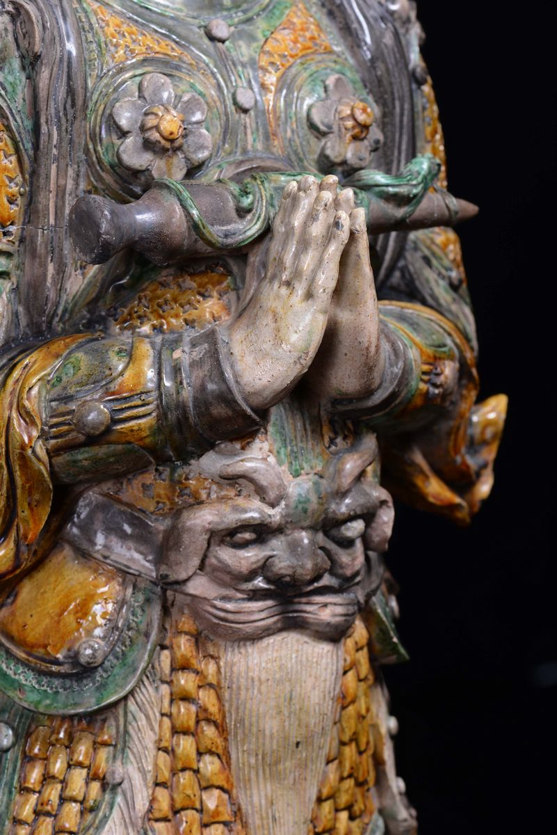 Grande Figura di Guandi Eretta in Gres con Smalto Policromo, Cina, Dinastia Ming, XVII Secolo