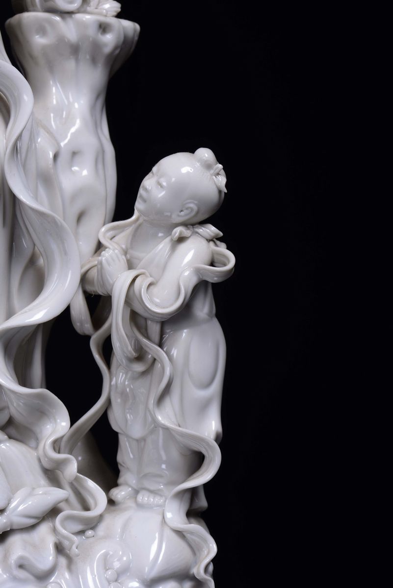 Gruppo in Porcellana Blanc De Chine Raffigurante Guanyin con Fanciullo, Cina, XX Secolo