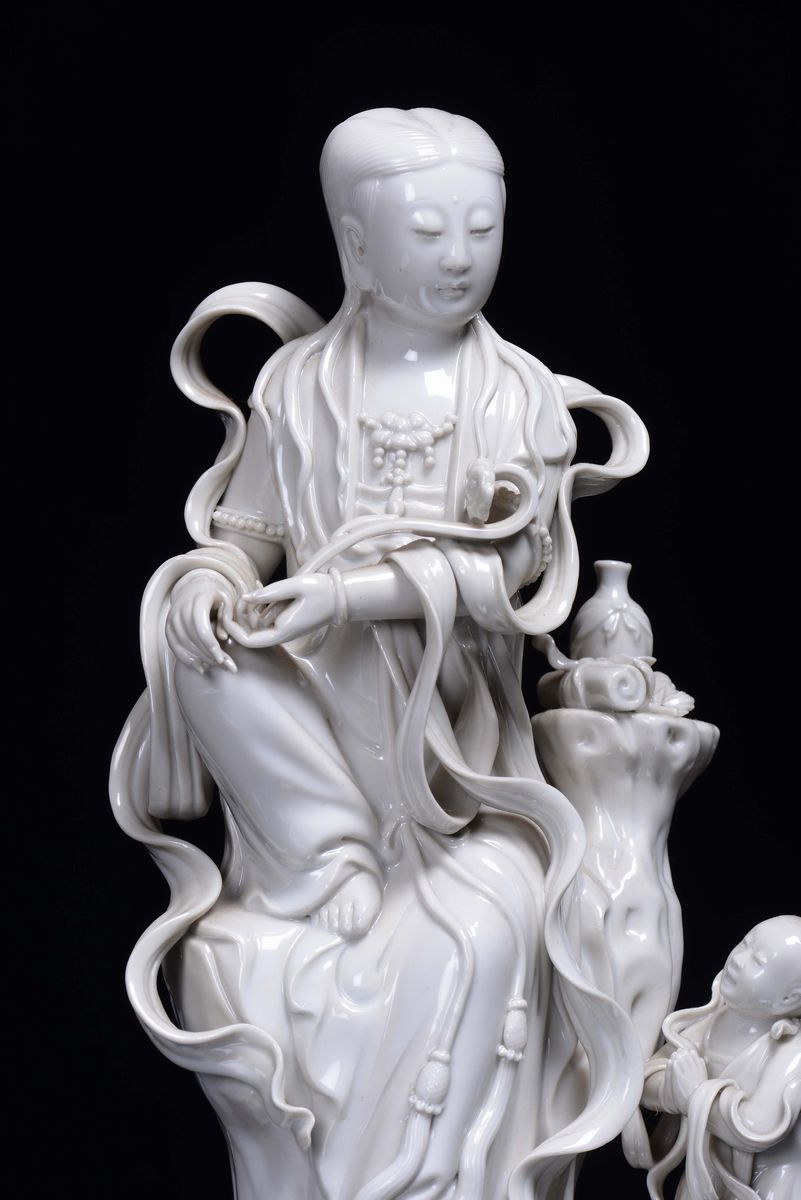 Gruppo in Porcellana Blanc De Chine Raffigurante Guanyin con Fanciullo, Cina, XX Secolo