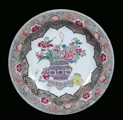 Piatto in Porcellana Famiglia Rosa con una Cesta di Fiori, Cina, Dinastia Qing, Periodo Yongzheng...