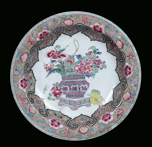 A Famille Rose polychrome porcelain plate with representation of a flower basket, China, Qing Dynasty, Yongzheng Period (1723-1735)