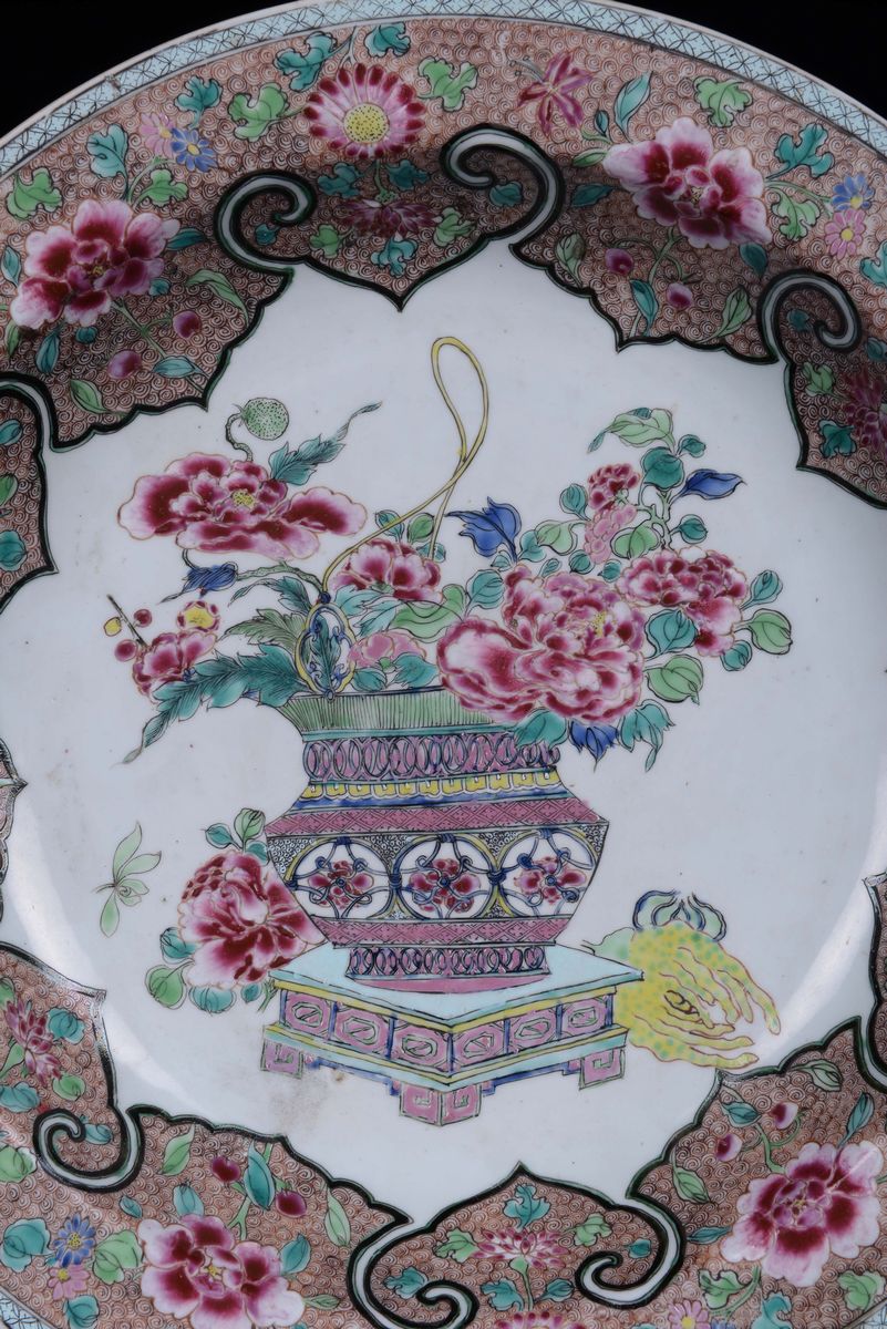 Piatto in Porcellana Famiglia Rosa con una Cesta di Fiori, Cina, Dinastia Qing, Periodo Yongzheng...