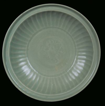 Grande Piatto in Porcellana Longquan Celadon, Cina, Dinastia Ming, XVI Secolo