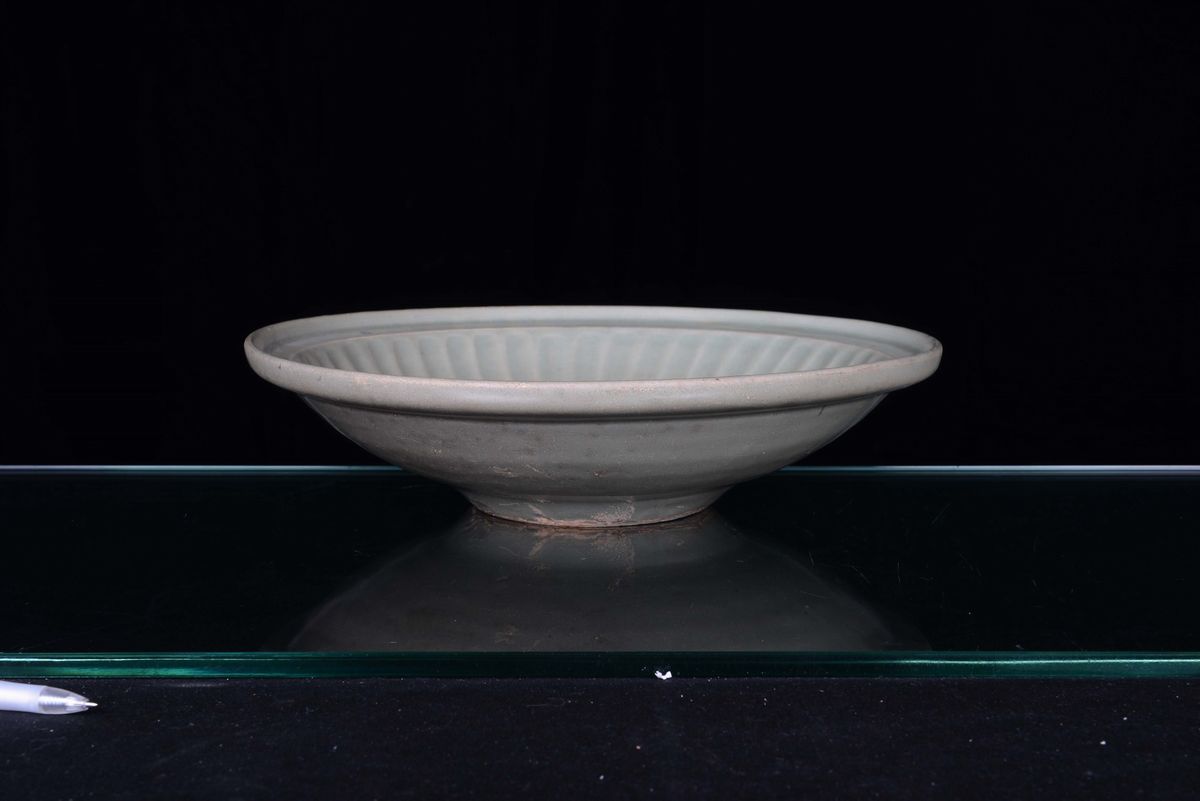 Grande Piatto in Porcellana Longquan Celadon, Cina, Dinastia Ming, XVI Secolo