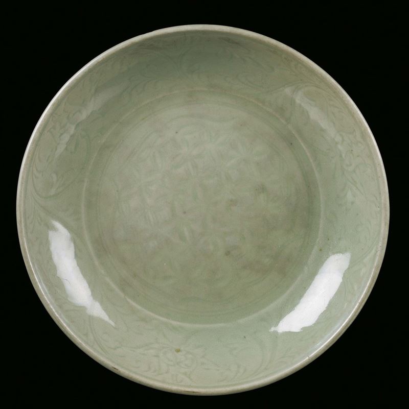 A Longquan Celadon porcelain plate, China, Ming Dynasty, 16th century  - Auction Fine Chinese Works of Art - Cambi Casa d'Aste
