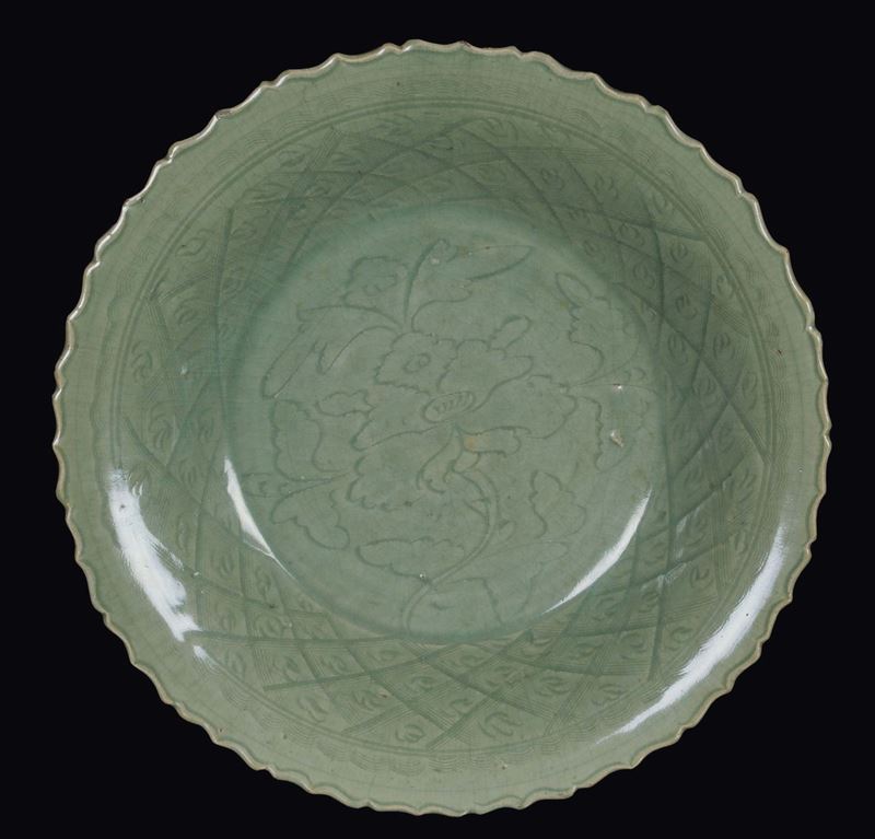 A Longquan Celadon porcelain dish, China, Yuan Dynasty (1279-1368)  - Auction Fine Chinese Works of Art - II - Cambi Casa d'Aste