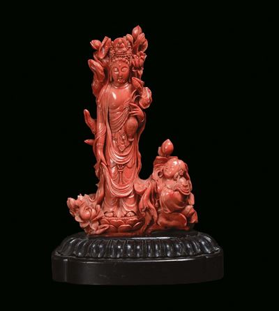 Raro Gruppo in Corallo Rosso Raffigurante Guanyin con Fanciulla Finemente Scolpito, Cina, Dinasti...
