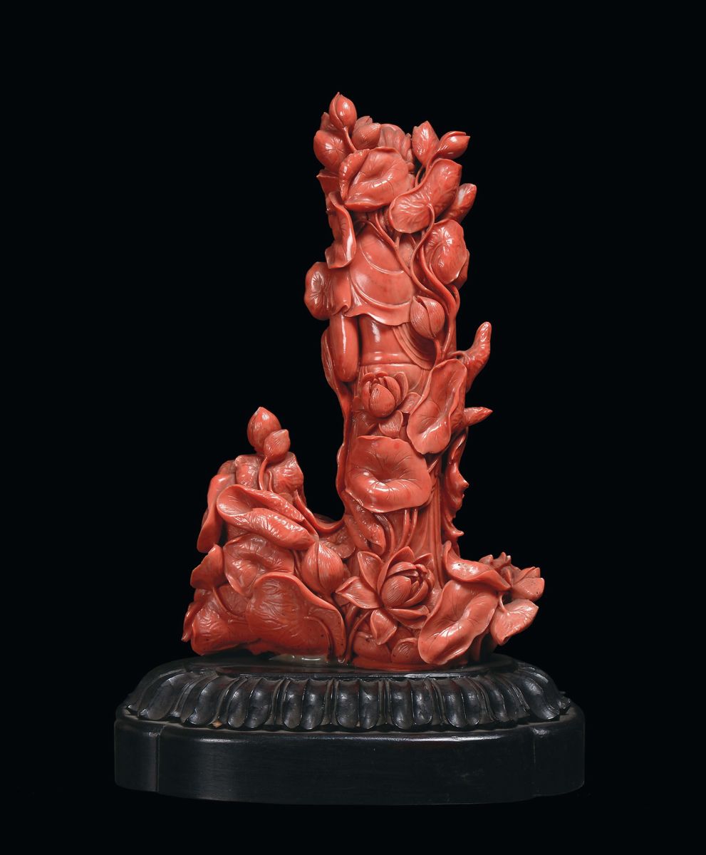 Raro Gruppo in Corallo Rosso Raffigurante Guanyin con Fanciulla Finemente Scolpito, Cina, Dinasti...
