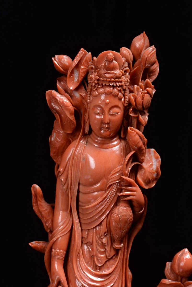 Raro Gruppo in Corallo Rosso Raffigurante Guanyin con Fanciulla Finemente Scolpito, Cina, Dinasti...