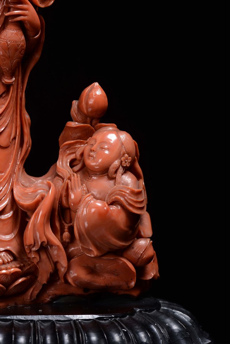 Raro Gruppo in Corallo Rosso Raffigurante Guanyin con Fanciulla Finemente Scolpito, Cina, Dinasti...