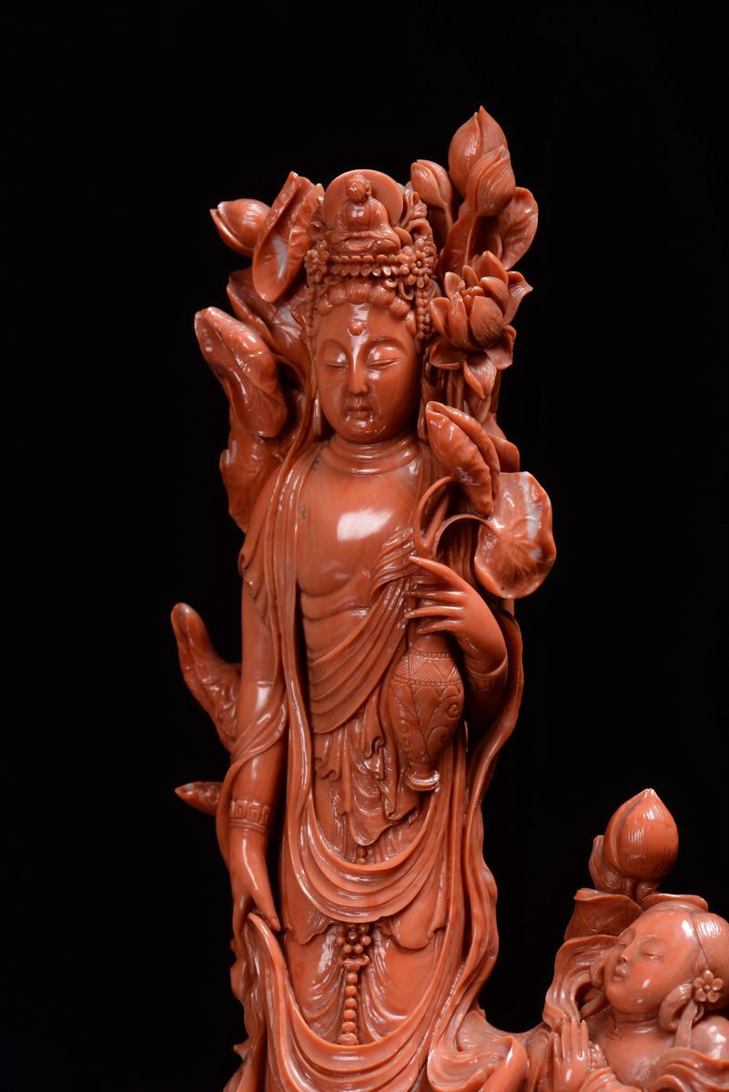Raro Gruppo in Corallo Rosso Raffigurante Guanyin con Fanciulla Finemente Scolpito, Cina, Dinasti...