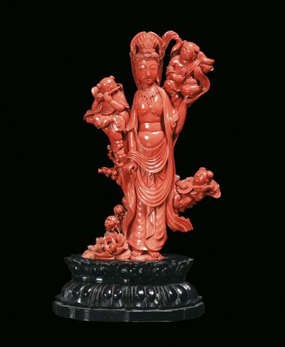 Raro Gruppo in Corallo Rosso Raffigurante Guanyin con Suonatori Finemente Scolpito, Cina, Dinasti...