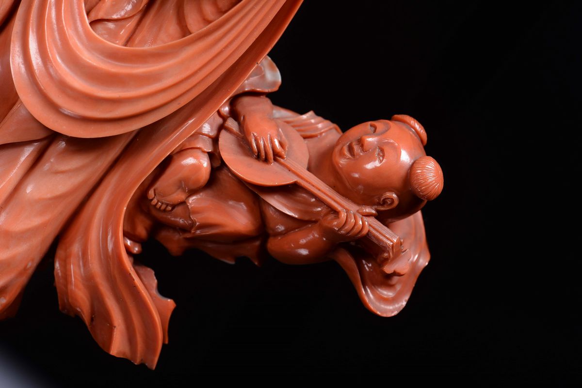 Raro Gruppo in Corallo Rosso Raffigurante Guanyin con Suonatori Finemente Scolpito, Cina, Dinasti...