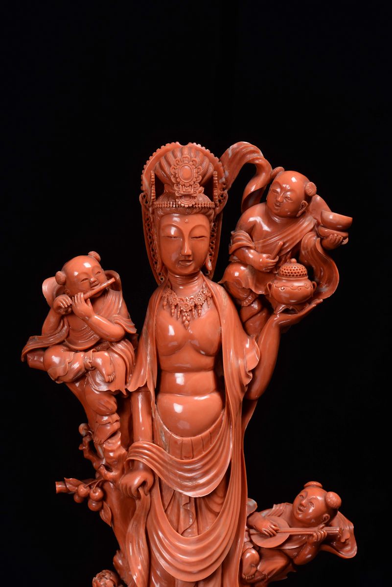 Raro Gruppo in Corallo Rosso Raffigurante Guanyin con Suonatori Finemente Scolpito, Cina, Dinasti...