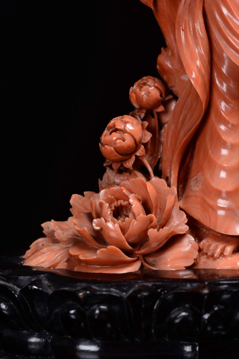 Raro Gruppo in Corallo Rosso Raffigurante Guanyin con Suonatori Finemente Scolpito, Cina, Dinasti...