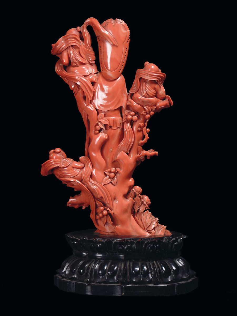 Raro Gruppo in Corallo Rosso Raffigurante Guanyin con Suonatori Finemente Scolpito, Cina, Dinasti...