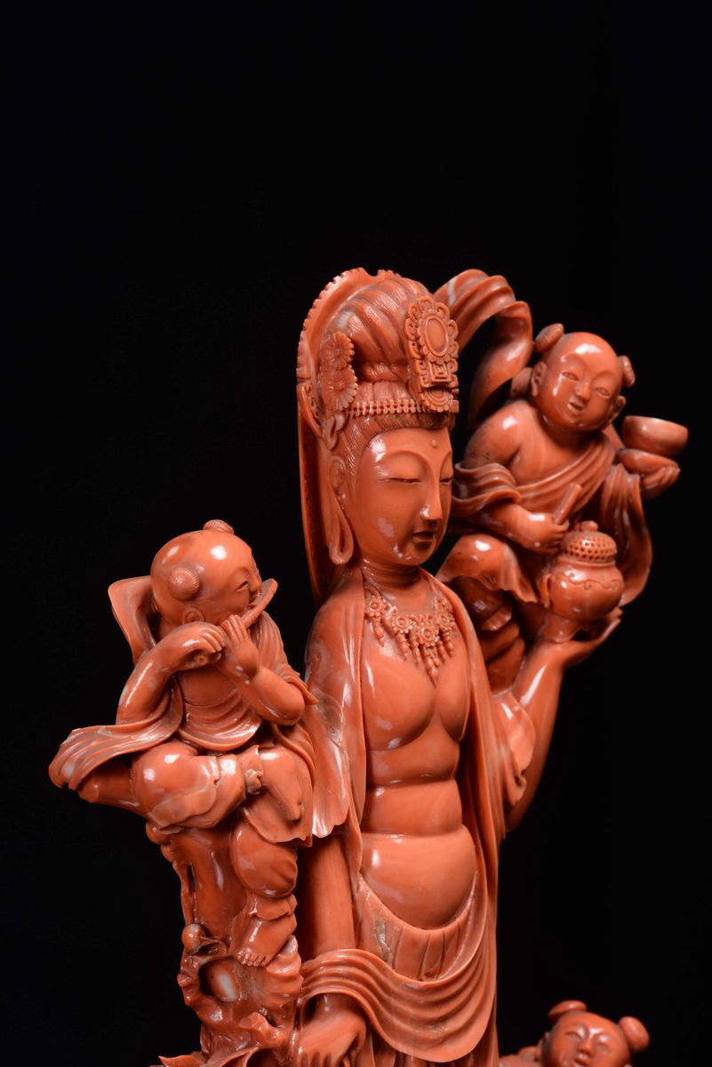Raro Gruppo in Corallo Rosso Raffigurante Guanyin con Suonatori Finemente Scolpito, Cina, Dinasti...