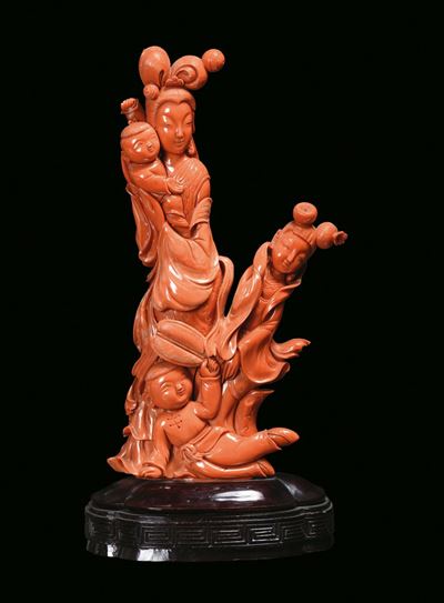 Grande Gruppo in Corallo Raffigurante Guanyin con Figure, Finemente Scolpito, Cina, Inizio XX Sec...